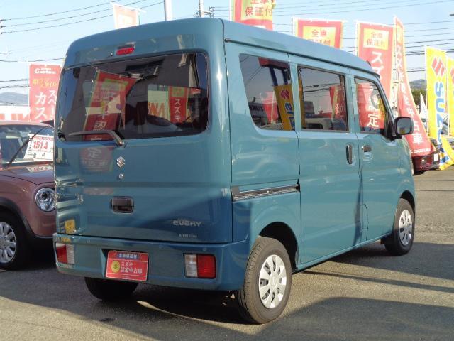 右斜め後ろからの特徴的なフォルム。狭い路地裏でも運転しやすそうな小回りが利くコンパクトボディ♪