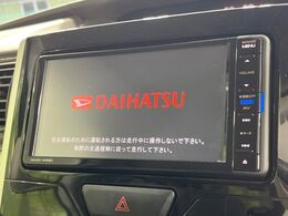 【純正ナビ】人気の純正ナビを装備しております。ナビの使いやすさはもちろん、オーディオ機能も充実！キャンプや旅行はもちろん、通勤や買い物など普段のドライブも楽しくなるはず♪