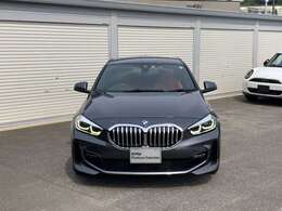 フロントマスクのキドニーグリルはどこからみてもBMWとわかるスタイルです