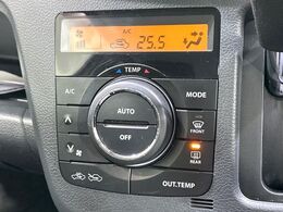 【オートエアコン】一度お好みの温度に設定すれば、車内の温度を検知し風量や温度を自動で調整。暑い…寒い…と何度もスイッチ操作をする必要はありません。快適な車内空間には必須の機能ですね♪