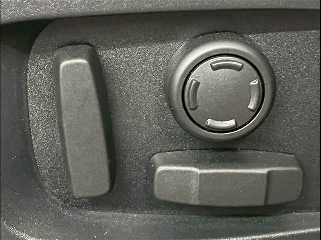 パワーシート装備でお好みのドライビングポジションに設定可能です。