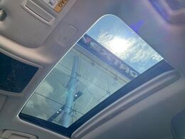 【サンルーフ】開放感たっぷりの希少装備、サンルーフが装着されています！車内に明かりを取り入れたり景色を楽しむ以外にも、車内の空気も簡単に換気できて快適です！