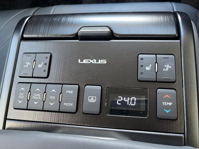 【前席＋後席シートヒーター】寒い日に重宝するシートヒーターを後席にも装備！エアコンより早く温まってくれるので寒がりの人も安心ですね♪エアコンの温風は乾燥するから苦手、という方にもをおすすめです。