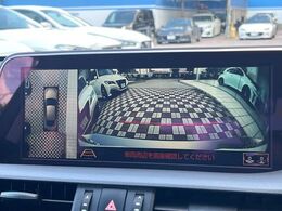 【パノラミックビューモニター】専用のカメラにより、上から見下ろしたような視点で360度クルマの周囲を確認することができます☆死角部分も確認しやすく、狭い場所での切り返しや駐車もスムーズに行えます。