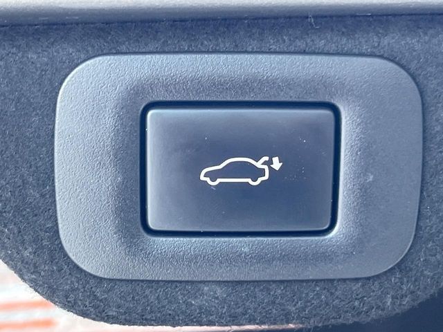 【ハンズフリーパワーバックドア】リアバンパー下部に足先を出し入れするだけでバックドアが自動で開閉♪両手が荷物でふさがっている時でもラクラク開閉操作が行えます！