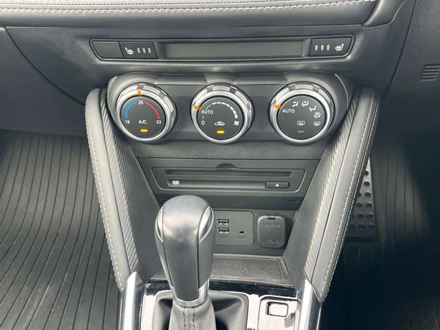 オートマチックトランスミッションにはSKYACTIV-DRIVE　6AT　が採用されています。ブリッピング制御を採用しているから、DEMIOならではの運転がたのしめるんですね。