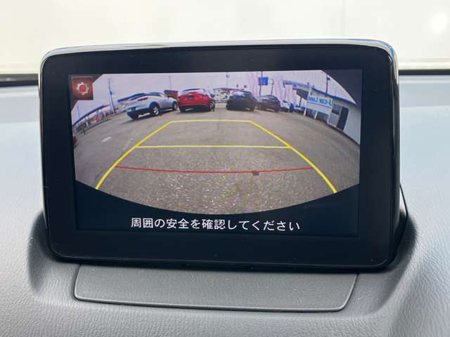 後退時に車両の後ろ側をモニター画面に表示します。車庫入れなどでバックする際に後方確認ができて便利です。車庫入れが苦手な人もこれで安心。