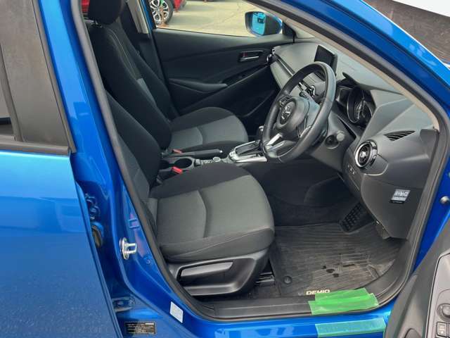 運転席のシートの高さを調節できるシートリフター機能が備わっています。身長の低い女性や広い視野を確保したい場合に役立ちます！