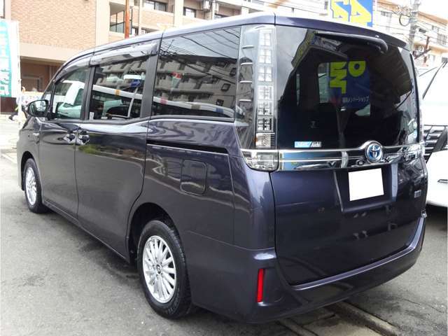 内外装共に距離感や使用感等全く感じさせないこれぞ本物の美しさを保った装備満載なヴォクシーがお値打ち価格で登場です！お支払総額にて車検整備2年付に2年又は3万キロの無料保証付きで安心でお得です！！