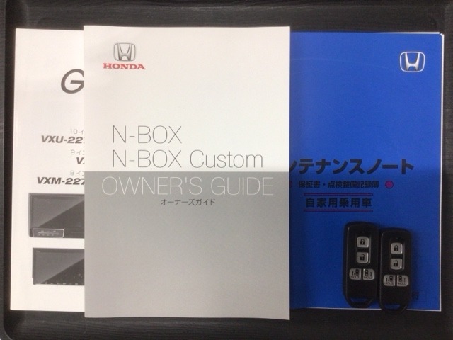 スマートキーは鍵をバッグに入れたままでもドアロックの開閉やエンジンのON・OFFができます。夜間や雨の日も鍵を探さなくて良いので便利です。