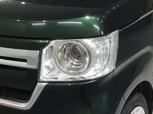 LEDヘッドライトは、点灯の瞬間から最大光量を発揮し、突然暗くなるトンネルなどでの安定感を高めます。