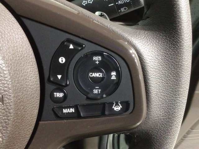 クルーズコントロールを装備しています。高速道路などで一定の速度で走ってくれるので運転が楽ですよ！速度を設定できますので、スピードの出しすぎにも注意できます。