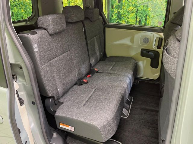 後部座席も気になるようなキズ・汚れやへたり等、大きなダメージはなく、良好な状態です。