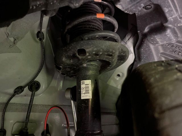 お車を安心してお乗りいただく為には、足回りの定期点検が欠かせません。サービスサポート（有償保証）では無料点検もご提供しており、安心のカーライフをお過ごしいただけるサポート体制が整っています。