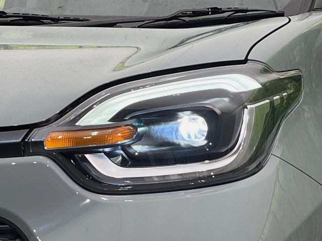 【LEDヘッドライト】悪天候や夜間走行時も良好な視界を確保し安心して運転できる高輝度LEDヘッドライトを装備！点灯速度が早く、消費電力も抑えられています。