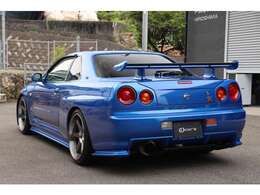 人気のベイサイドブルーをまとったR34 Vスペック。走行距離は61,988km、RAYSホイールで足元を引き締め、見た目も走りも抜かりのない1台です。