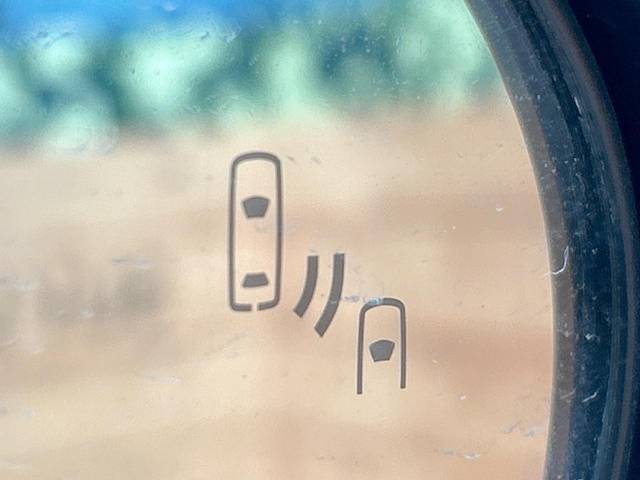【ブラインドスポットモニター】走行中、ドアミラーの死角になりやすい箇所に後続車が接近するとサイドミラーのレンズに警告を表示！ドライバーに注意喚起をしてくれます。