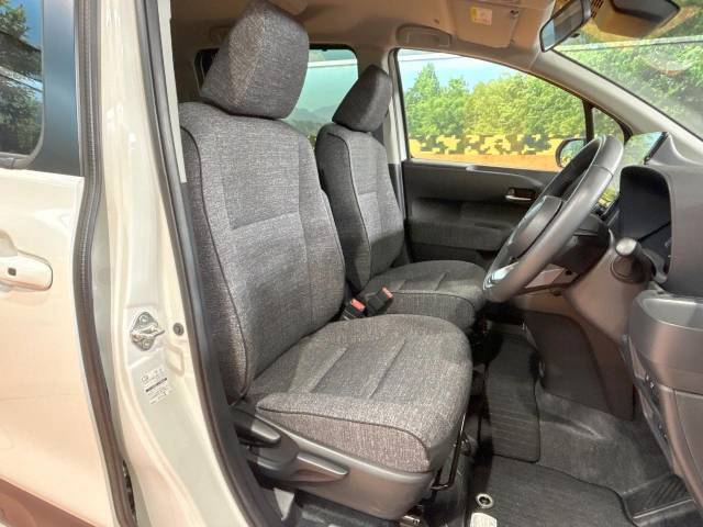 運転席シート廻りは使用感も少なく、良好な状態となっています。丁寧に使われていたことがよくわかりますね。