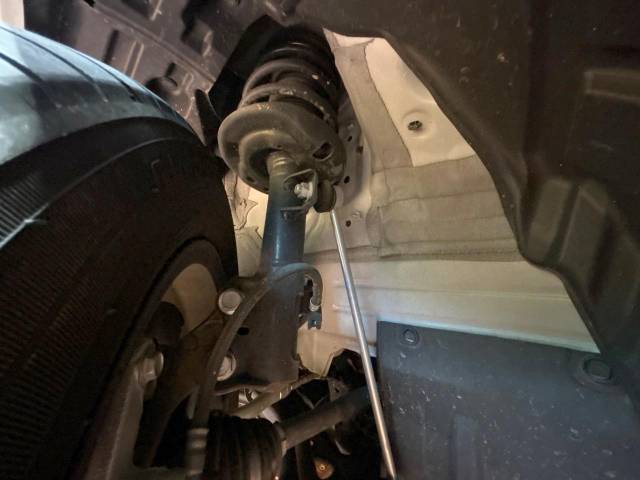 お車を安心してお乗りいただく為には、足回りの定期点検が欠かせません。サービスサポート（有償保証）では無料点検もご提供しており、安心のカーライフをお過ごしいただけるサポート体制が整っています。