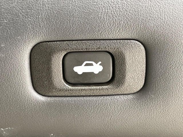 【パワーバックドア】スマートキーや運転席のボタンを押すだけでリアゲートが自動で開閉します！荷物を持っている時や、高い位置にあるバックドアを閉める際に便利な機能です♪
