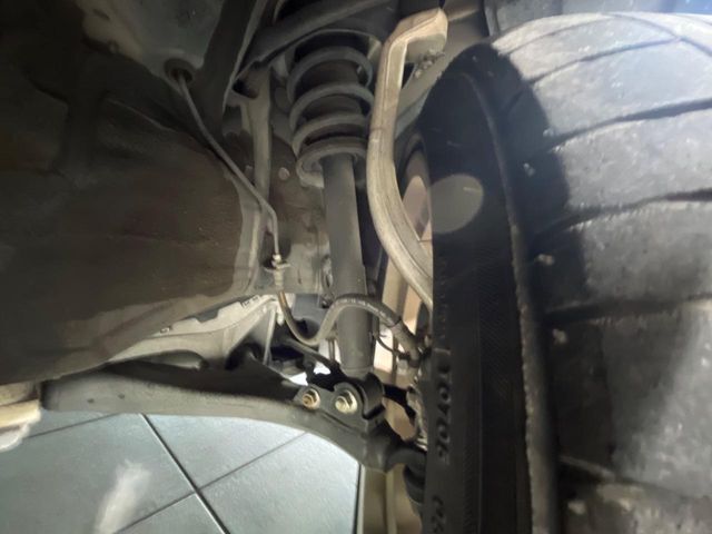 お車を安心してお乗りいただく為には、足回りの定期点検が欠かせません。サービスサポート（有償保証）では無料点検もご提供しており、安心のカーライフをお過ごしいただけるサポート体制が整っています。