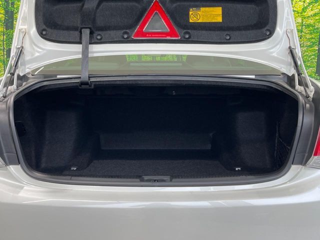 普段のお買い物や通勤、送迎等に十分な荷室スペースを確保しております。