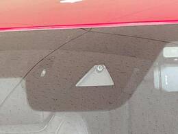 【i-ACTIVESENSE】走行中に前方の車両等を認識し、衝突しそうな時は警報とブレーキで衝突回避と被害軽減をアシスト。より安全にドライブをお楽しみいただけます。