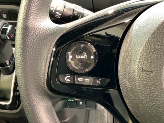 ステアリングにオーディオ操作スイッチが付いています。オーディオ画面に直接タッチしなくても操作が出来ますので、運転に集中できます。