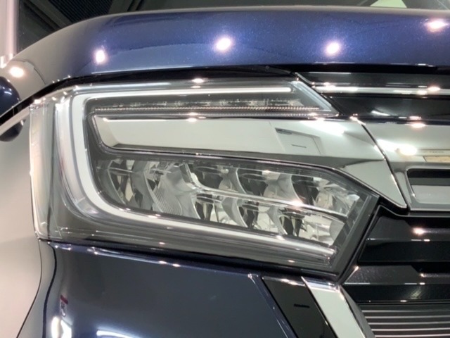 LEDヘッドライトは、点灯の瞬間から最大光量を発揮し、突然暗くなるトンネルなどでの安定感を高めます。