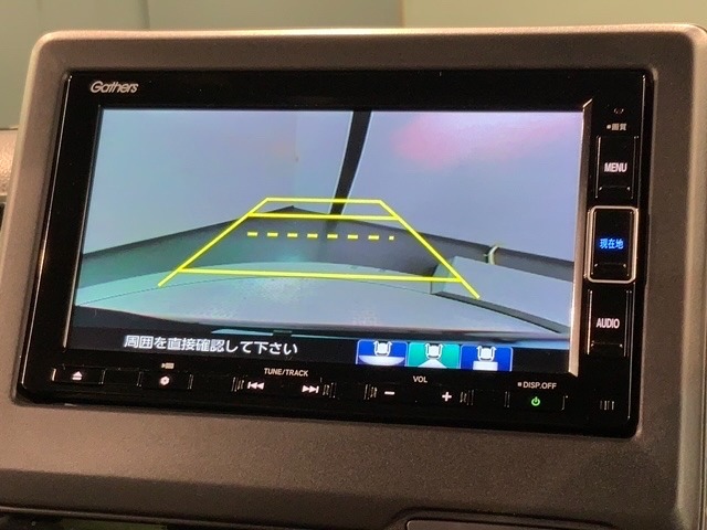 リバースギアに入れるだけで後方の表示へ切り替わります。夜間や雨の日の駐車も楽になりますよ。