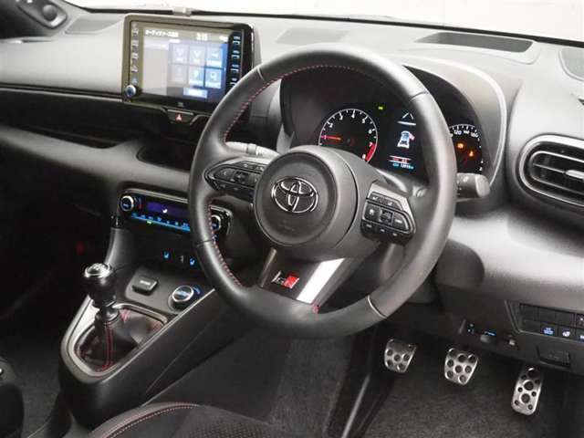 運転席周りはこの様になります。アルミペダルがスポーツ走行時のスムーズかつ正確な操作を実現します。