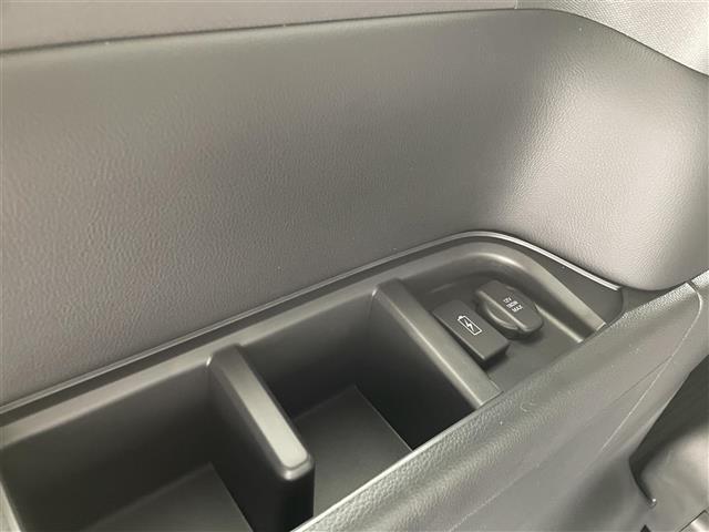 【ドリンクホルダー】長時間のドライブを快適に過ごすために、必須の車内アイテムですね。