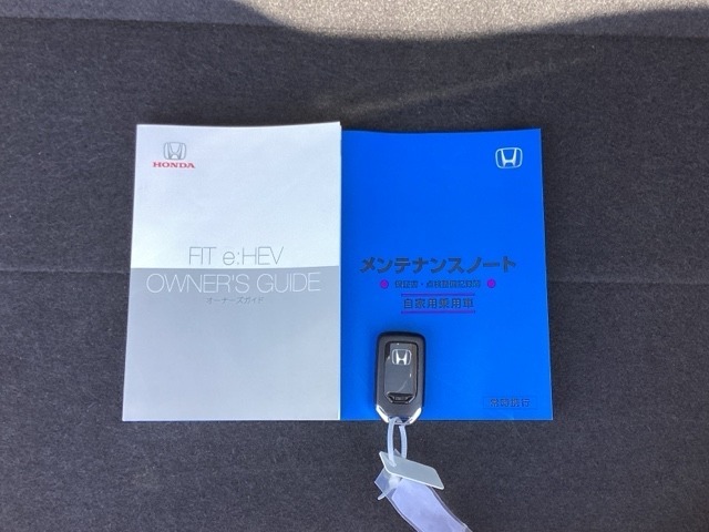 メンテナンスノート【整備記録簿】、取説も揃ってます。スマートキーはバッグなどにしまったままボタン操作でエンジンの始動・停止ができて大変便利です。