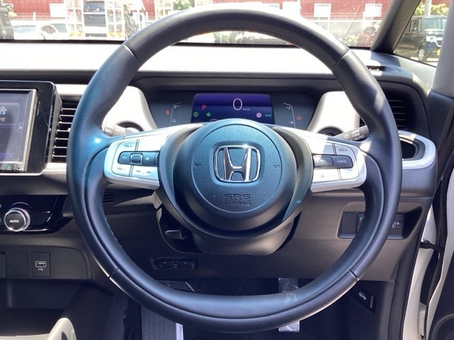 ステアリング右側にはホンダセンシングの設定スイッチ左側にはオーディオスイッチが配置されています