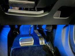 LEDフットランプ：走行中はブルーライトが点灯し、ドア開閉時は白色に変わり、視認性が上がります。