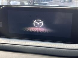 【8インチマツダコネクト】車内の雰囲気にマッチした大型のディスプレイ。スマホ接続でのナビ使用やBluetooth再生等、様々な機能が楽しめます。直感的なダイヤル操作が可能で、使い勝手も良好です。