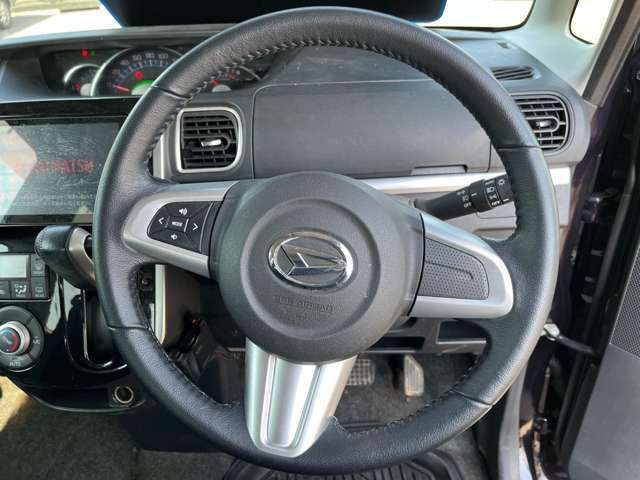 ハンドルも操作性良好です！車内もクリーニングしてのお引渡しになります。