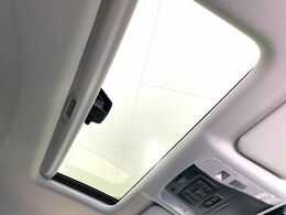 【サンルーフ】開放感たっぷりの希少装備、サンルーフが装着されています！車内に明かりを取り入れたり景色を楽しむ以外にも、車内の空気も簡単に換気できて快適です！