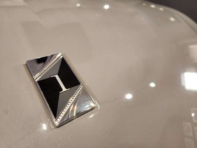 DS 4の国内導入を記念して、フランス語で The First を意味する特別仕様車DS 4 LA PREMIERE（ラ プルミエール）を発表。E-TENSEのグリラケは国内約5台とか？貴重でございます。