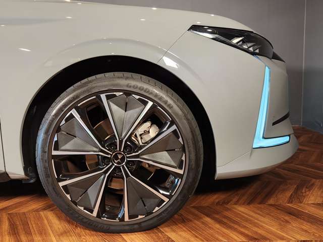 「LA PREMIERE専用20インチアルミホイール(E-TENSEのみ)」限定車専用であるが、その中で最上級グレードである「E-TENSE」にしか、装備されてない特別なホイールでございます。