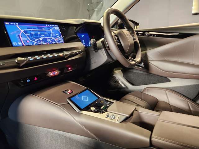 車内の各所にオートクチュールのドレスをイメージしたというパールトップステッチを、またシートには腕時計のバンドを思わせるウオッチストラップデザインを採用。