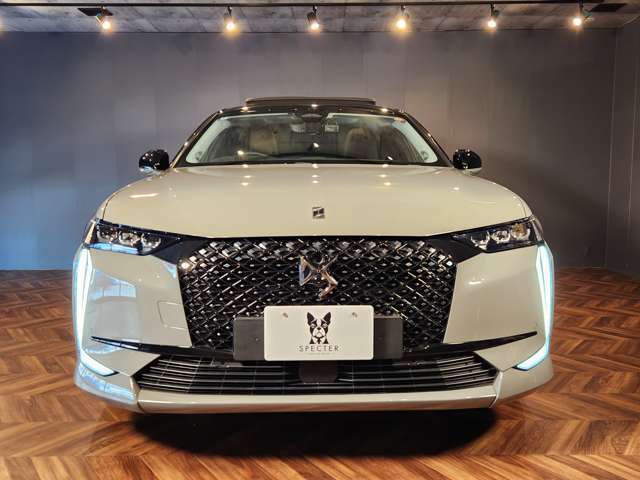 DS 4は、本年1月にフランス・パリで開催された「第37回国際自動車フェスティバル」において、「Most Beautiful Car of the Year 」を受賞。世界で最も美しいクルマに選出されました。