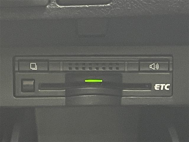 【ETC】有料道路を利用する際に料金所で停止することなく通過できる、ETC車載器（ノンストップ自動料金収受システム機器）が装備されています。セットアップを行うことで利用可能になります。