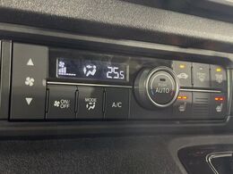 【オートエアコン】一度お好みの温度に設定すれば、車内の温度を検知し風量や温度を自動で調整。暑い…寒い…と何度もスイッチ操作をする必要はありません。快適な車内空間には必須の機能ですね♪