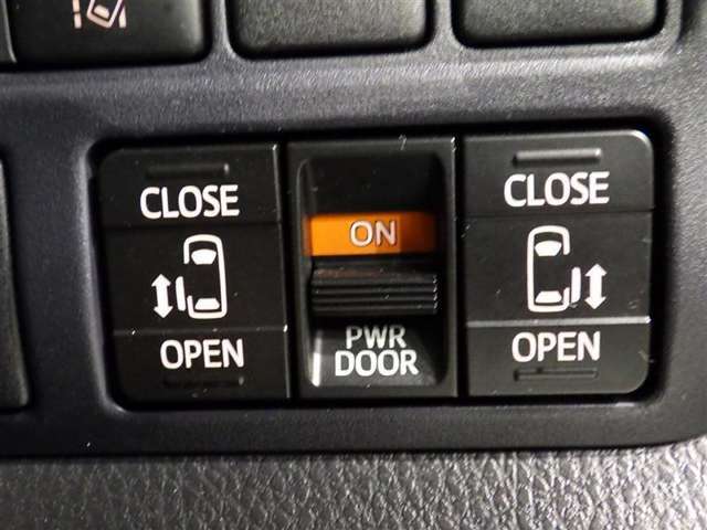 両側電動スライドドアで狭い所でも乗り降り楽々です！