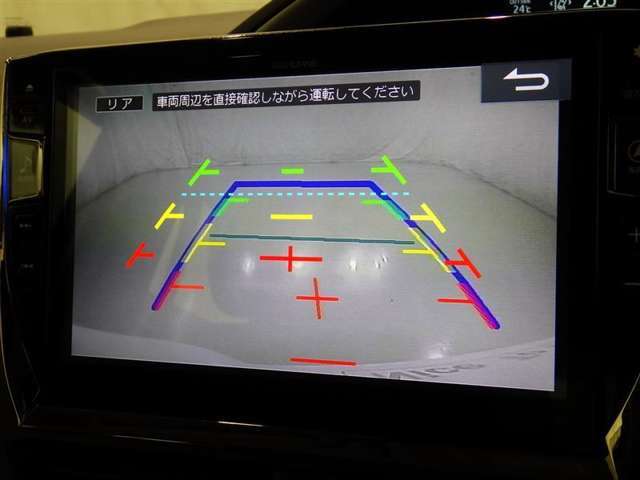 バックモニターも装備しております。バックギアに入れるとナビ画面に車の後方が映し出されます。これで後方確認も安心！