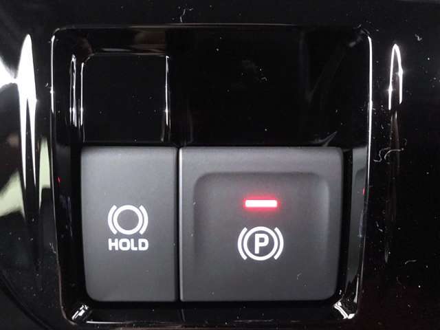 電動式パーキングブレーキを採用しており、指先で簡単に操作できます。ほとんど力を必要とせず、着実にブレーキをかけることができるため、従来型のブレーキに比べて安全性が向上しています。