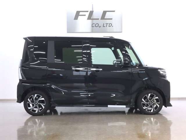 当社の届出済未使用車は、店舗に『新車おろしたて』の状態で入荷いたします。新規届出によりナンバーを取得後、店頭で丁寧に展示・保管をしています。遠方のお客様にも、安心してお勧めできるコンディションです。