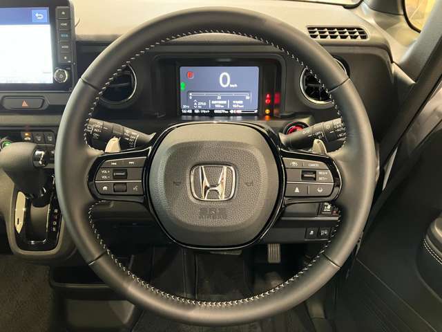 運転している間、長く触れているものだから手になじむハンドルがいいですよね。本革巻のステアリングは乗れば乗るほど手になじんでいきます。