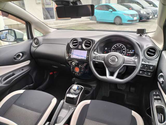 運転席まわりは素敵ですよ。